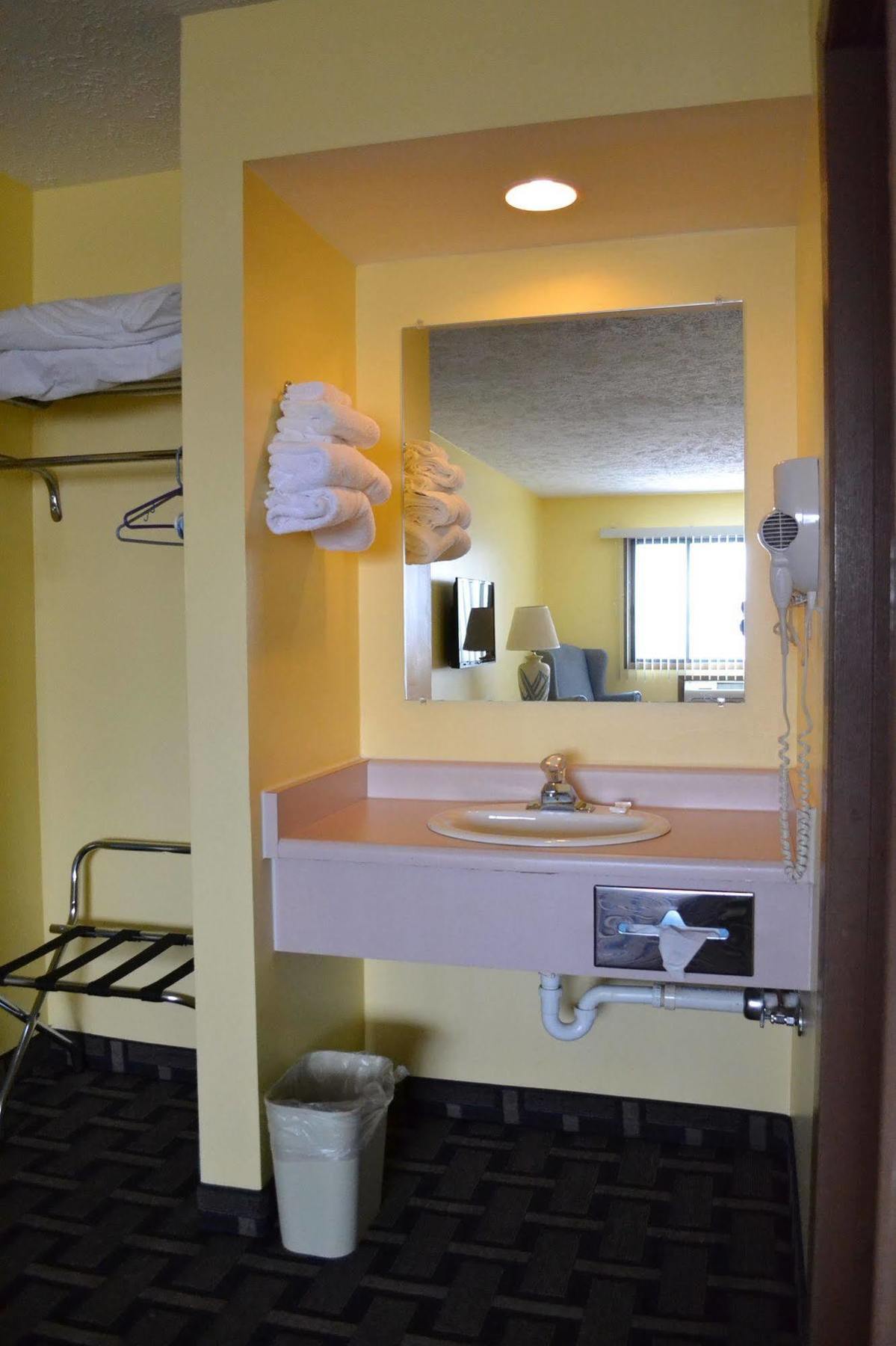 Sky Lodge Inn&Suites - Delavan Eksteriør bilde