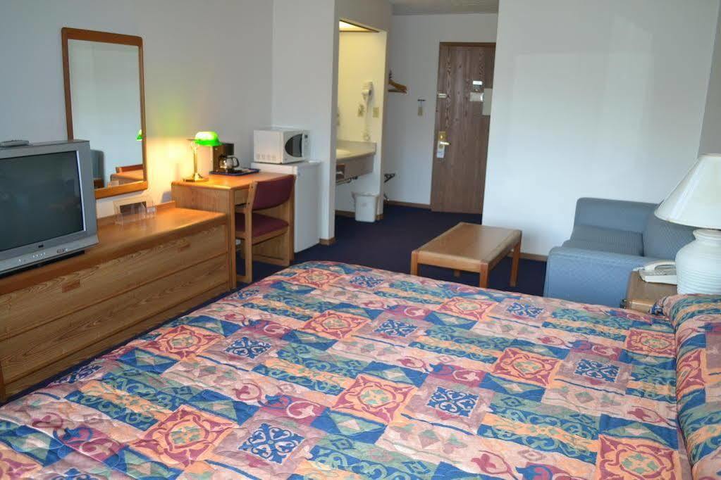Sky Lodge Inn&Suites - Delavan Eksteriør bilde