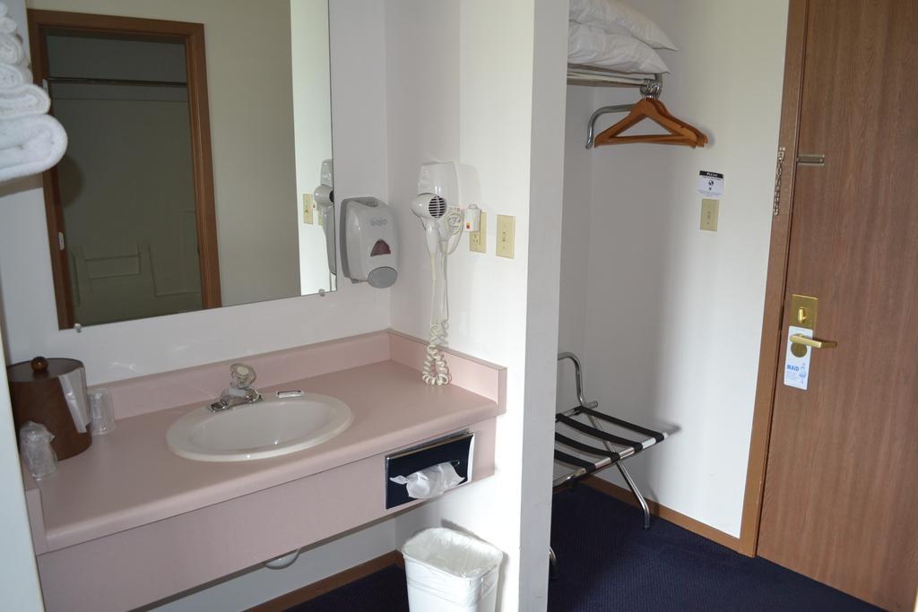 Sky Lodge Inn&Suites - Delavan Eksteriør bilde